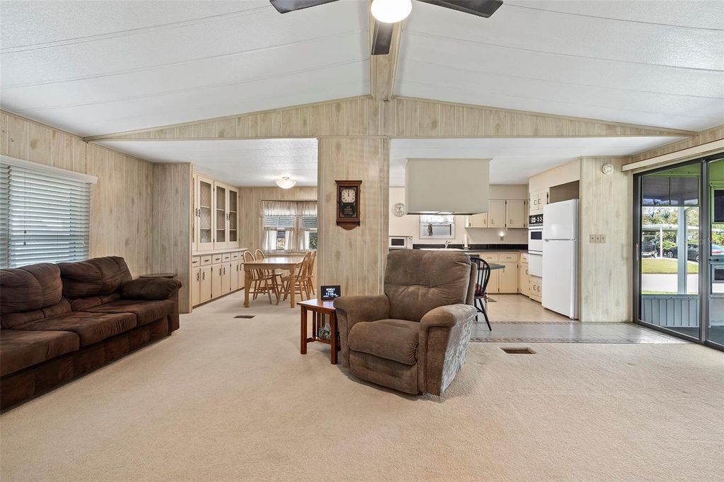 Image 10 of property listing at 2519 INDEPENDENCE LN, St Cloud, FL 34772