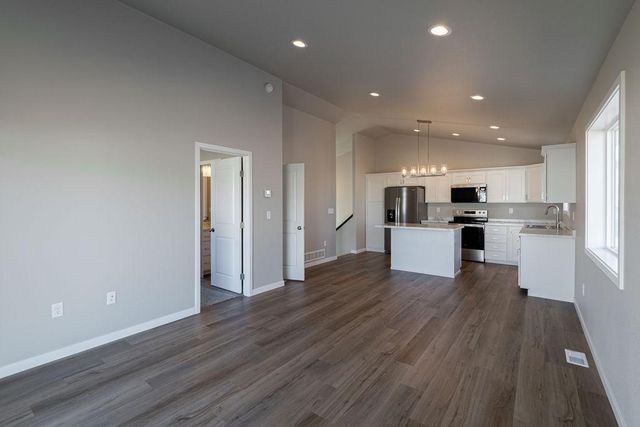 6880 Thomas Street, Horace, ND 58047