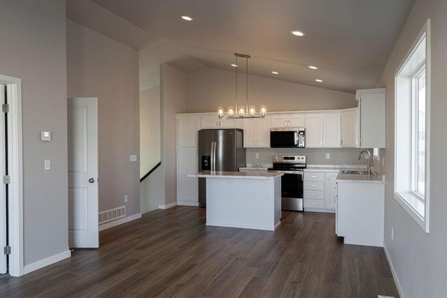 6880 Thomas Street, Horace, ND 58047