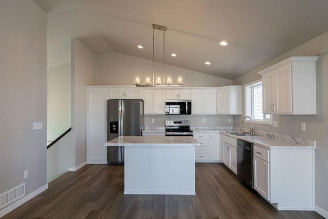 6880 Thomas Street, Horace, ND 58047