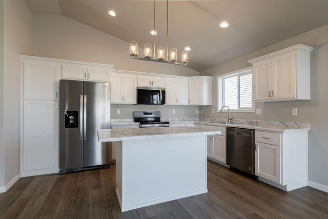 6880 Thomas Street, Horace, ND 58047