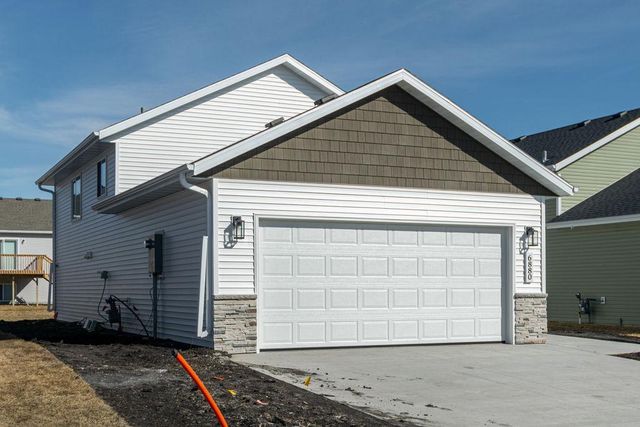 6880 Thomas Street, Horace, ND 58047