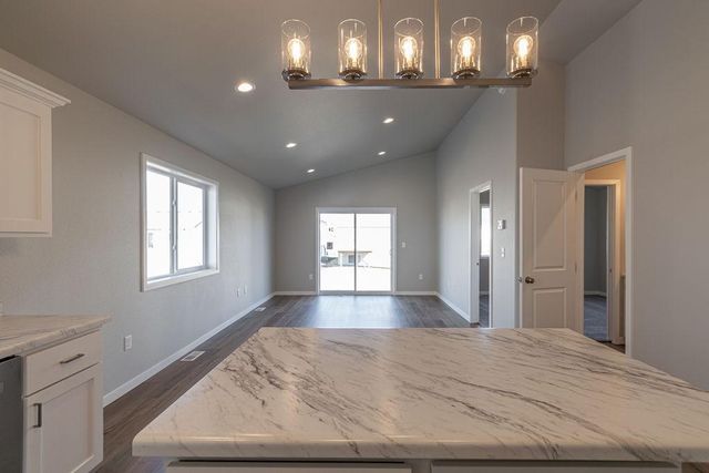 6880 Thomas Street, Horace, ND 58047