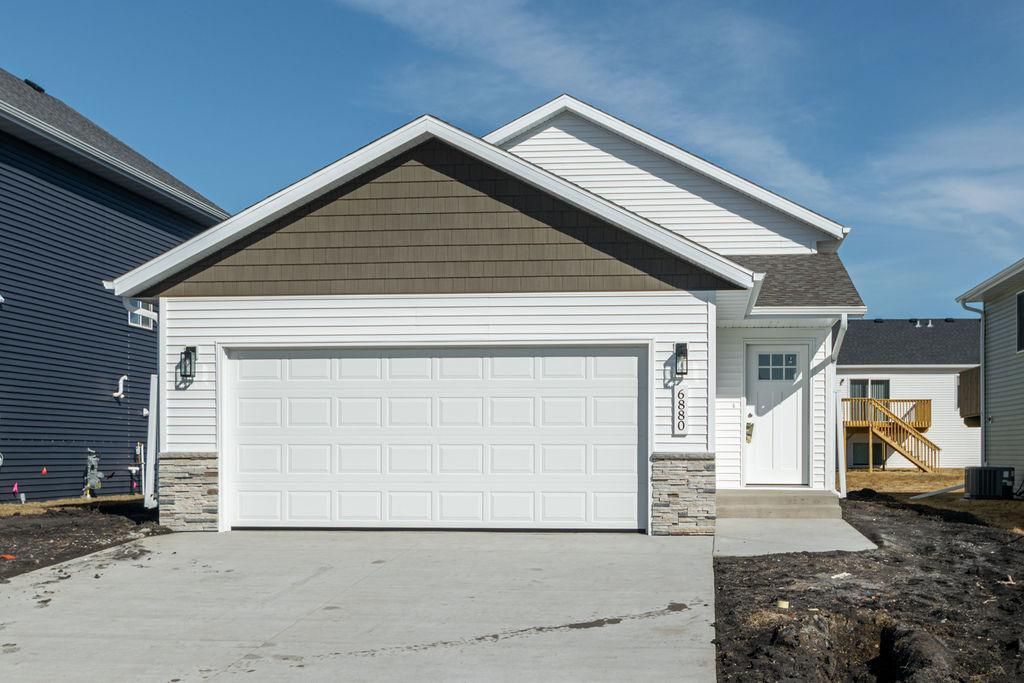 6880 Thomas Street, Horace, ND 58047