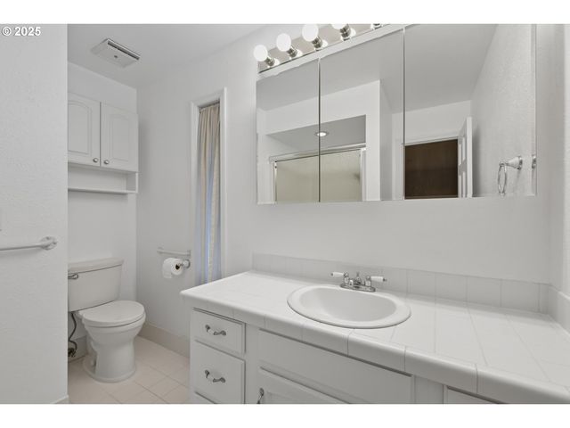 8900 Ne 36TH St 1, Vancouver, WA 98662