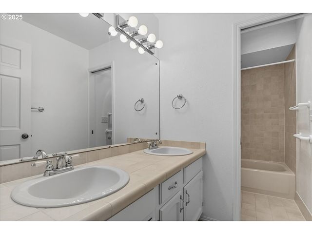 8900 Ne 36TH St 1, Vancouver, WA 98662