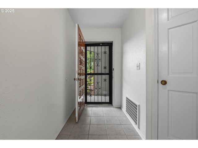 8900 Ne 36TH St 1, Vancouver, WA 98662