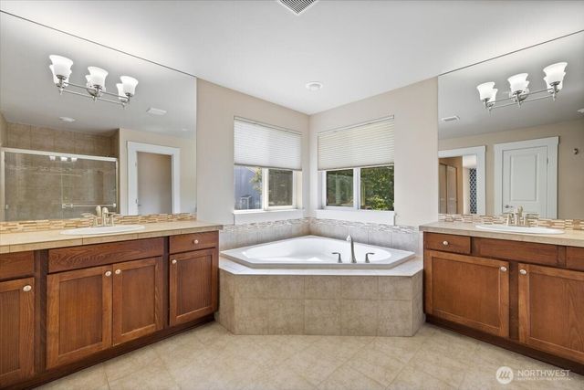 907 Ilwaco Place NE, Renton, WA 98059