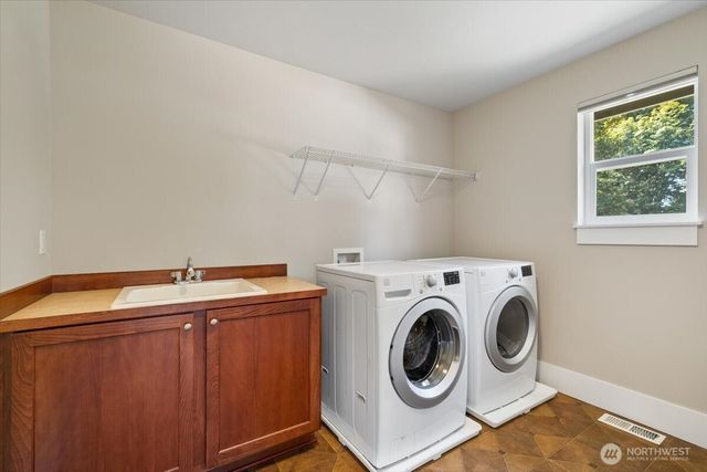 907 Ilwaco Place NE, Renton, WA 98059