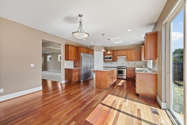 907 Ilwaco Place NE, Renton, WA 98059