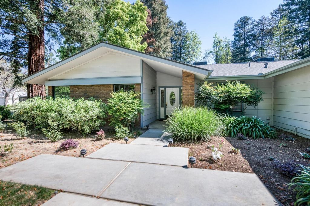 Image 2 of property listing at 6702 N Dolores Avenue, Fresno, CA 93711