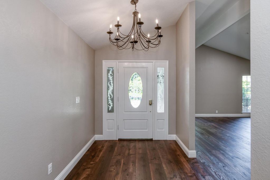 Image 3 of property listing at 6702 N Dolores Avenue, Fresno, CA 93711