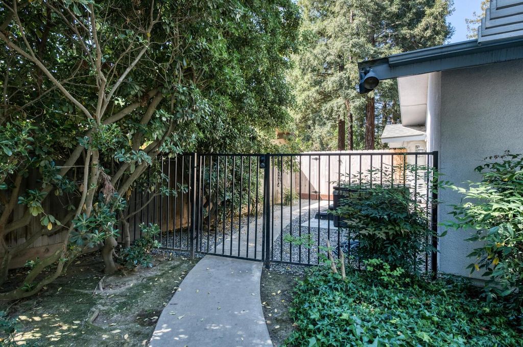 Image 36 of property listing at 6702 N Dolores Avenue, Fresno, CA 93711