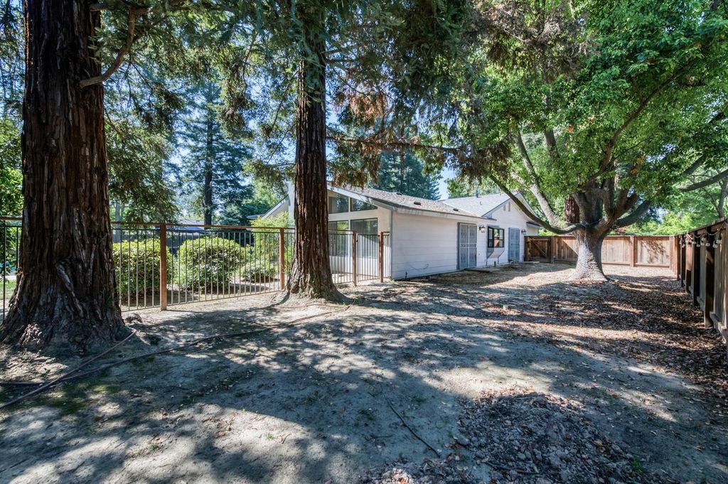 Image 37 of property listing at 6702 N Dolores Avenue, Fresno, CA 93711