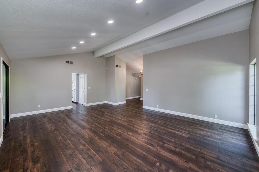 Image 6 of property listing at 6702 N Dolores Avenue, Fresno, CA 93711