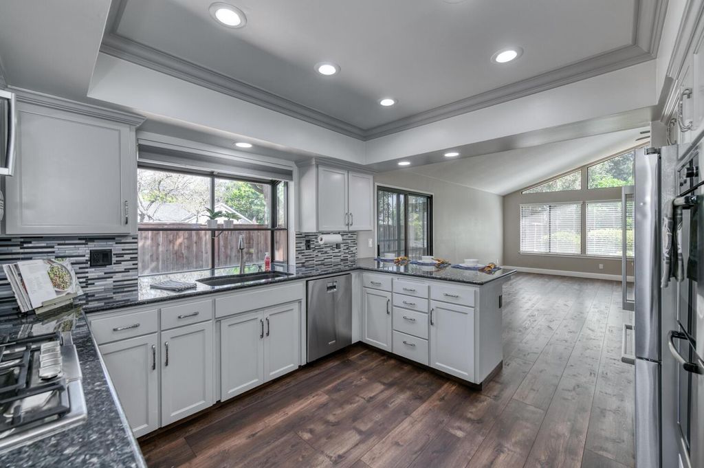 Image 7 of property listing at 6702 N Dolores Avenue, Fresno, CA 93711