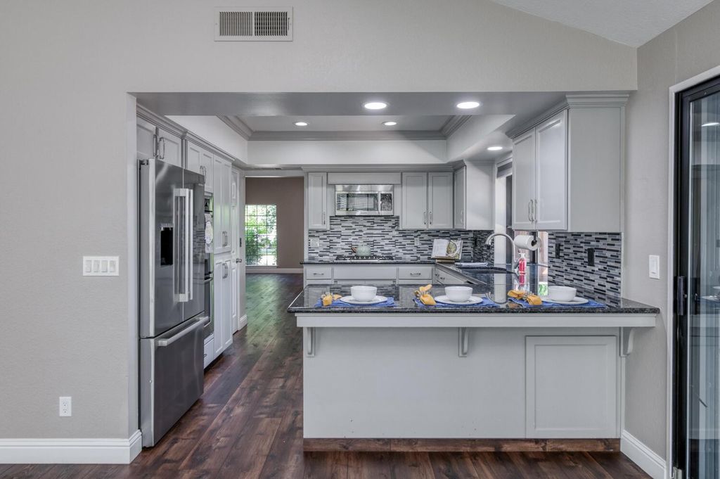 Image 8 of property listing at 6702 N Dolores Avenue, Fresno, CA 93711