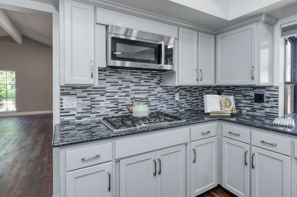 Image 9 of property listing at 6702 N Dolores Avenue, Fresno, CA 93711