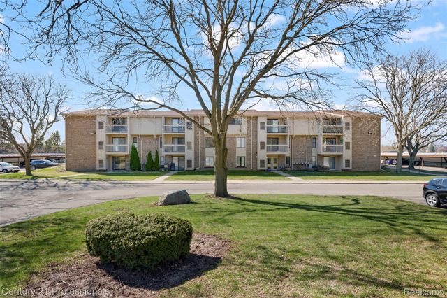 30515 W 14 Mile Road 26, Farmington Hills, MI 48334