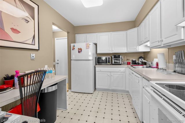 30515 W 14 Mile Road 26, Farmington Hills, MI 48334