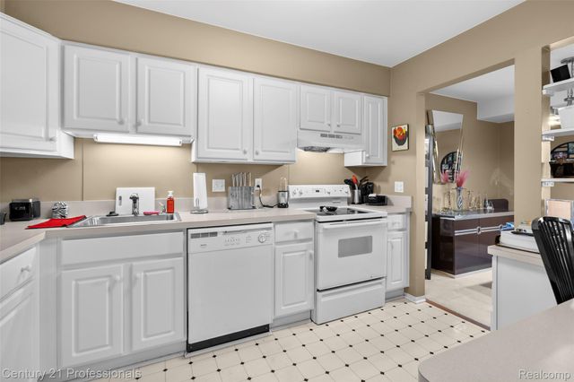 30515 W 14 Mile Road 26, Farmington Hills, MI 48334