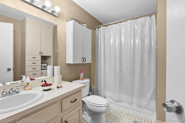 30515 W 14 Mile Road 26, Farmington Hills, MI 48334