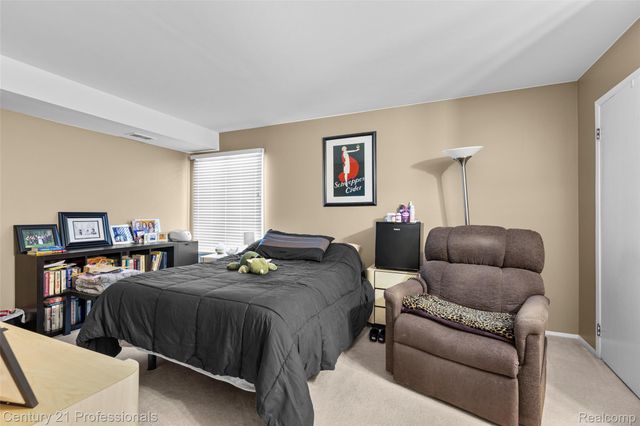 30515 W 14 Mile Road 26, Farmington Hills, MI 48334