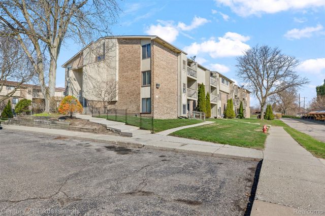 30515 W 14 Mile Road 26, Farmington Hills, MI 48334