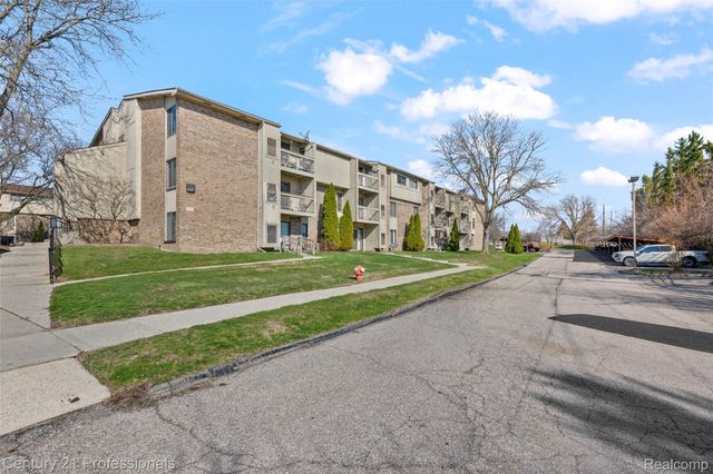 30515 W 14 Mile Road 26, Farmington Hills, MI 48334