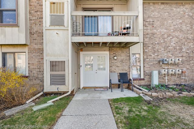 30515 W 14 Mile Road 26, Farmington Hills, MI 48334
