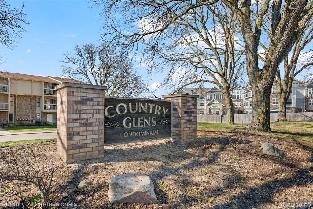 30515 W 14 Mile Road 26, Farmington Hills, MI 48334