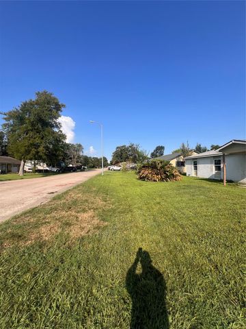 109 Honeysuckle Drive, Baytown, TX 77520