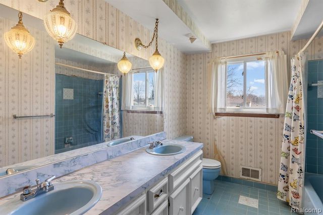 1613 Caliper Drive, Troy, MI 48084