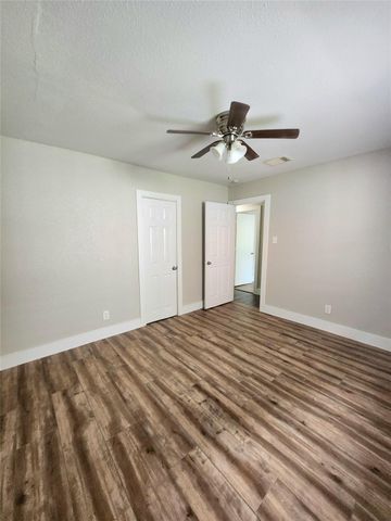 9110 Kentshire Drive A B, Houston, TX 77078