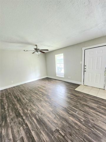 9110 Kentshire Drive A B, Houston, TX 77078