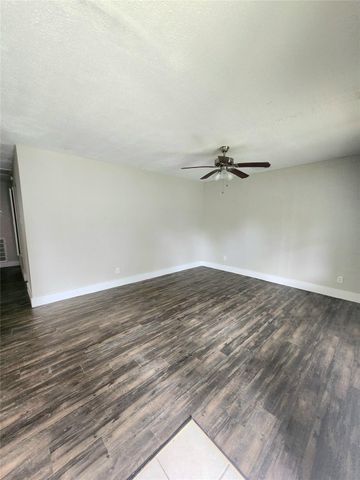 9110 Kentshire Drive A B, Houston, TX 77078