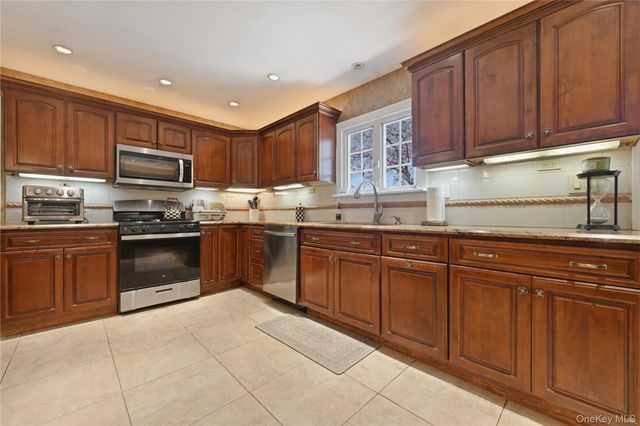 11 Rumson Road, Massapequa, NY 11758