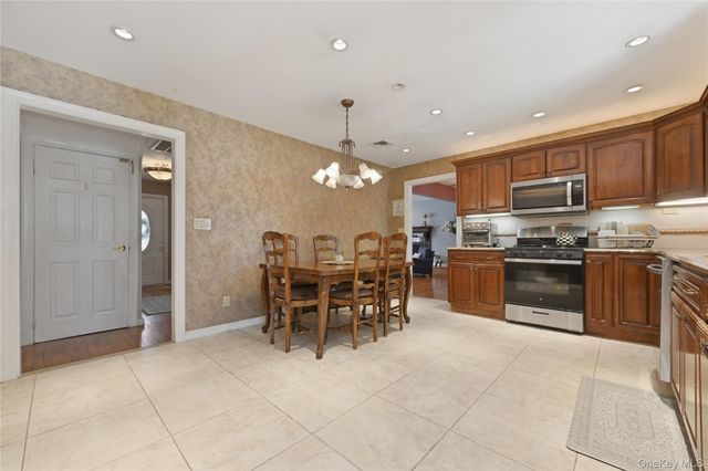 11 Rumson Road, Massapequa, NY 11758
