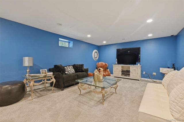 11 Rumson Road, Massapequa, NY 11758