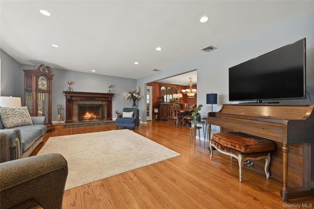 11 Rumson Road, Massapequa, NY 11758