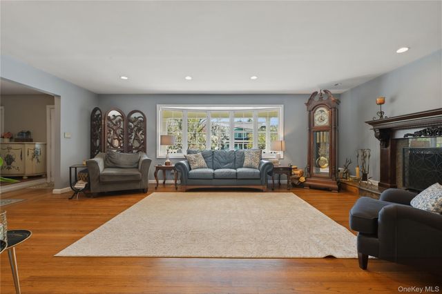 11 Rumson Road, Massapequa, NY 11758
