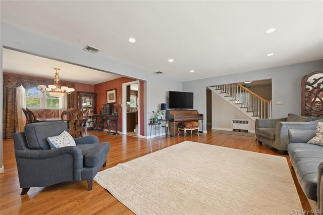 11 Rumson Road, Massapequa, NY 11758