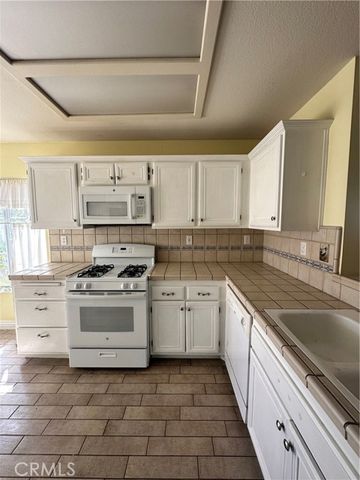 11548 Oak Street, Apple Valley, CA 92308