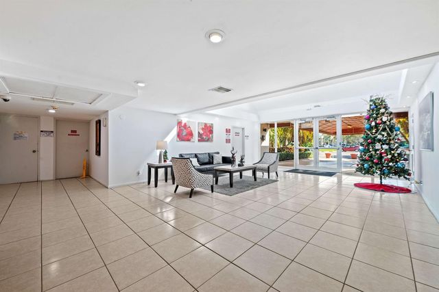 140 Lakeview Drive 103, Weston, FL 33326