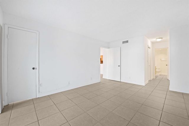 140 Lakeview Drive 103, Weston, FL 33326