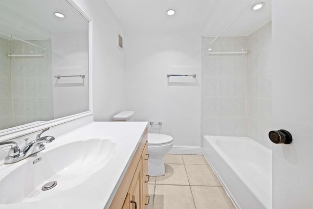 140 Lakeview Drive 103, Weston, FL 33326