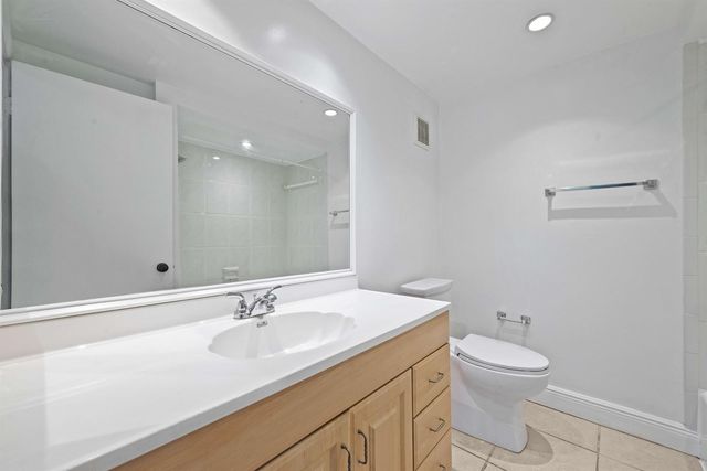 140 Lakeview Drive 103, Weston, FL 33326