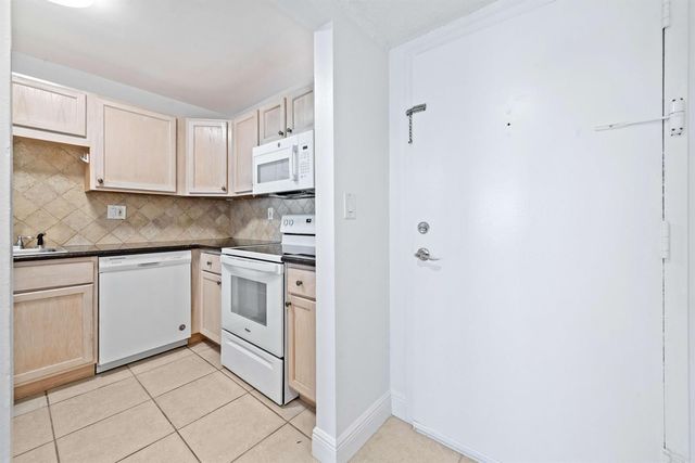 140 Lakeview Drive 103, Weston, FL 33326