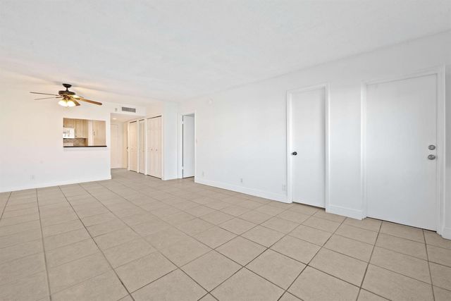 140 Lakeview Drive 103, Weston, FL 33326