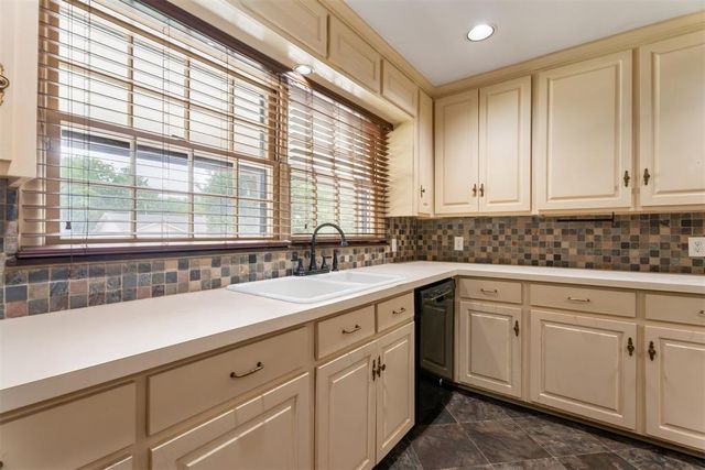 9816 Chesterton Place, The Village, OK 73120